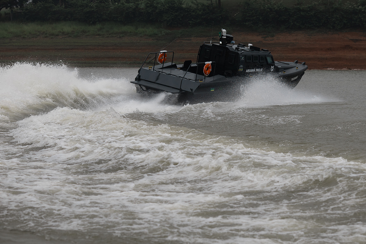 Military Armoured Boat Aruanã 38 FT